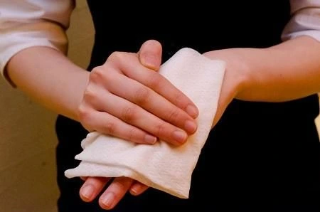Märgad kudede salvrätikud lisavad hotelliteenustele värvi